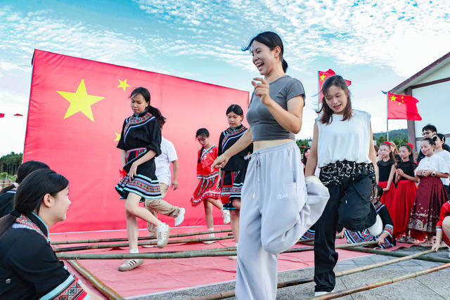 临武县：欢歌颂祖国