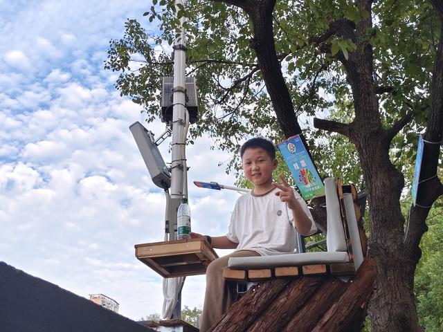 游客打卡永州市体育场“挂票”区