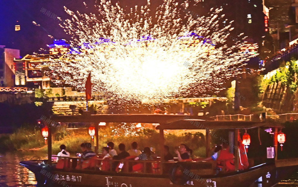 打铁花  游客 古城