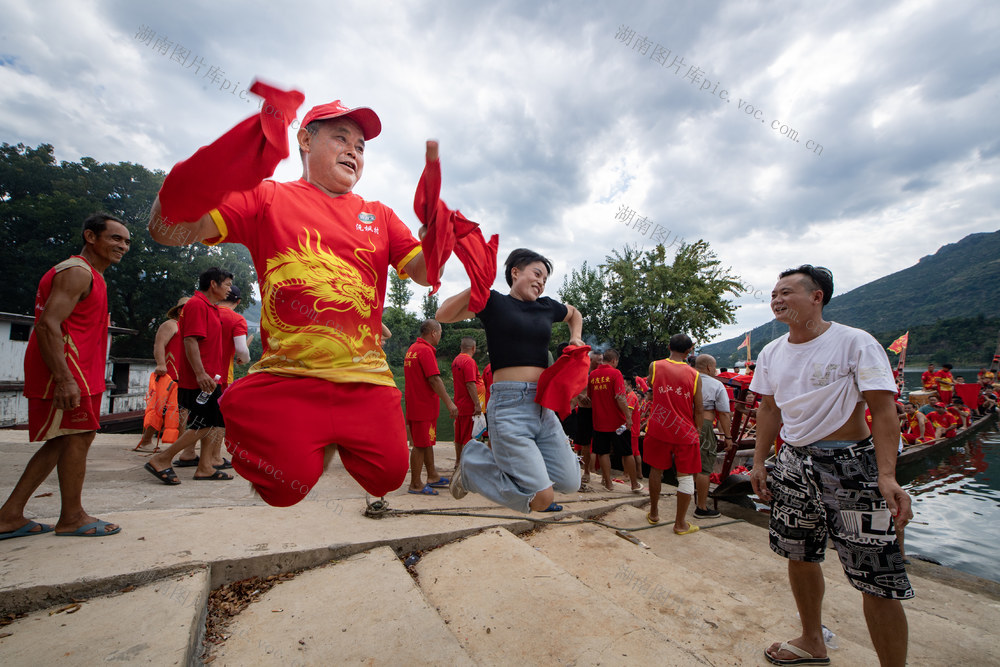 溆浦大江口镇：沅水龙舟竞渡 双节同庆贺家国