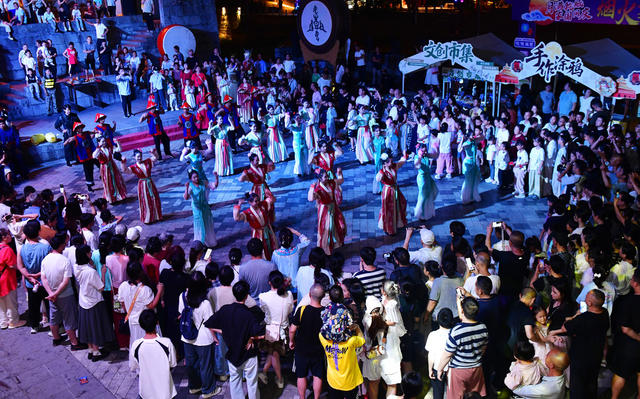 中秋 拜月 游客 喜庆