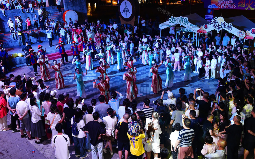 中秋 拜月 游客 喜庆