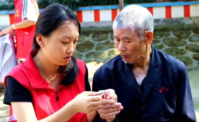 双节  温暖 老人