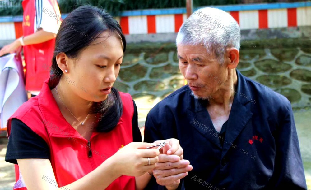 双节  温暖 老人