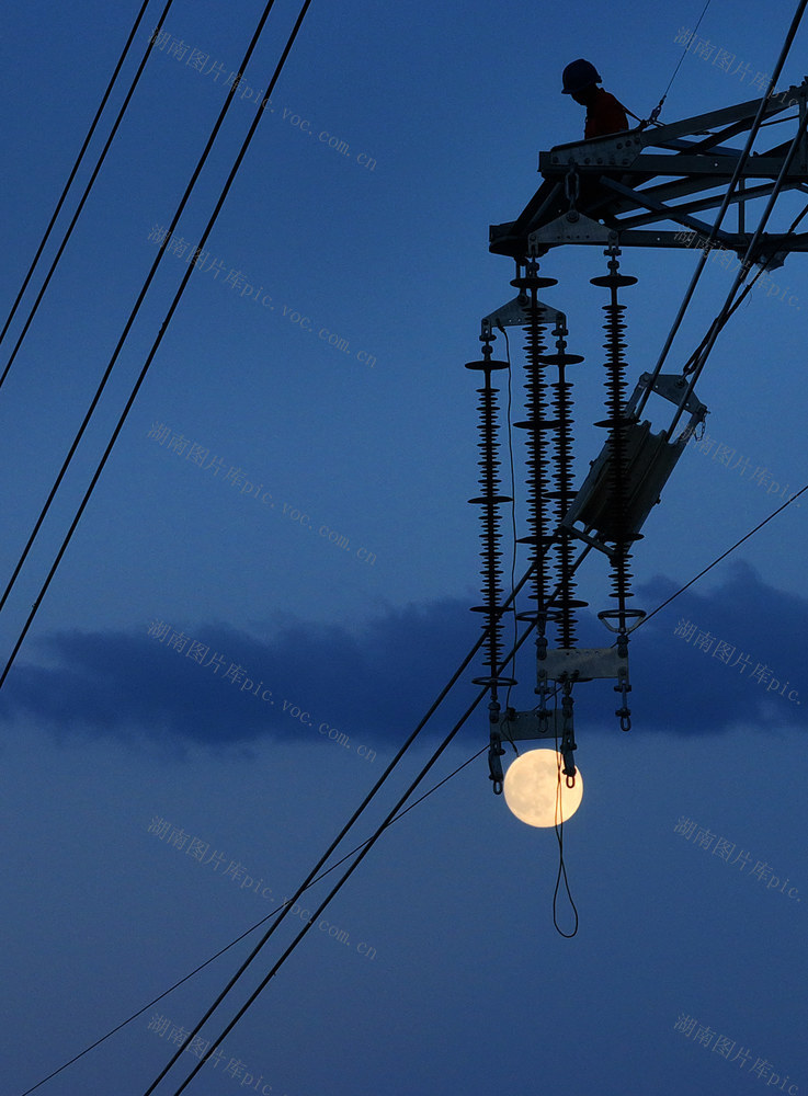 中秋 圆月 高塔 施工