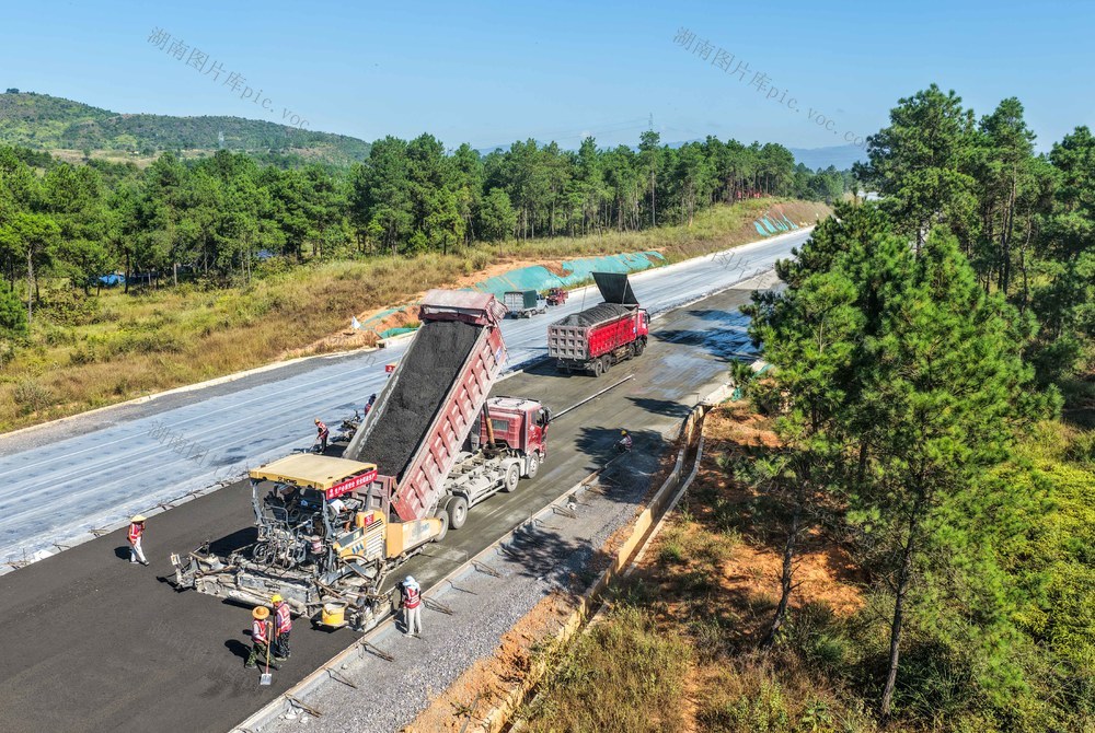 湖南道县：假期施工忙 