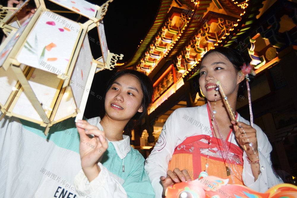 嘉禾：逛游园  赏明月