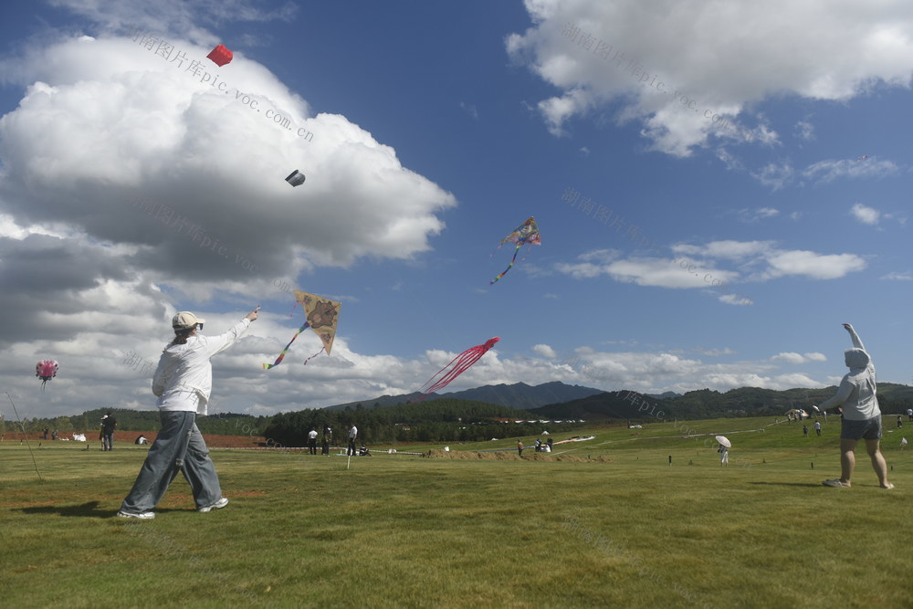 假期  旅游  休闲  游玩  风筝  草原  游客  假日  游玩  蓝山