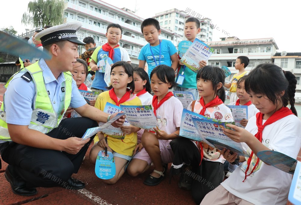  交警进校园    安全润童心