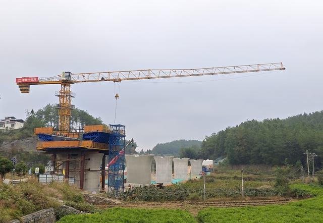 铜吉高铁  凤凰  阿拉营  新寨 工程机械 
 有序运转  施工人 推进建设 贵州铜仁 湖南吉首  