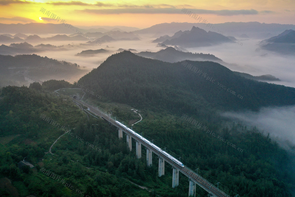 湖南，龙山，秋景，峰峦，云雾，画卷