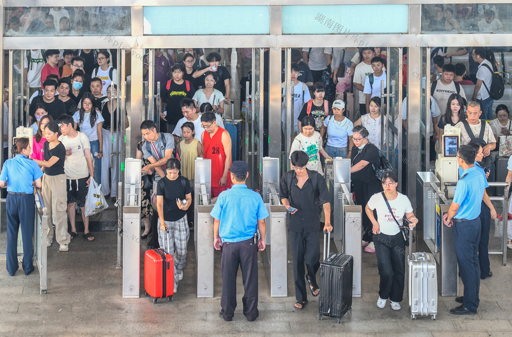 湖南道县：长假返程客流迎高峰