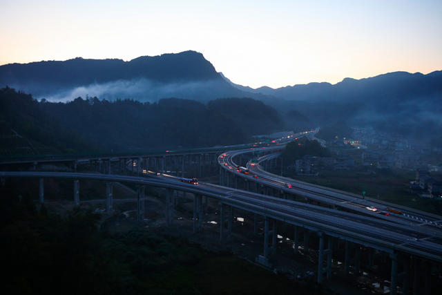 湖南，龙山，假期，车流，返程，高峰
