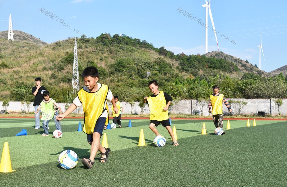   一起来练足球
