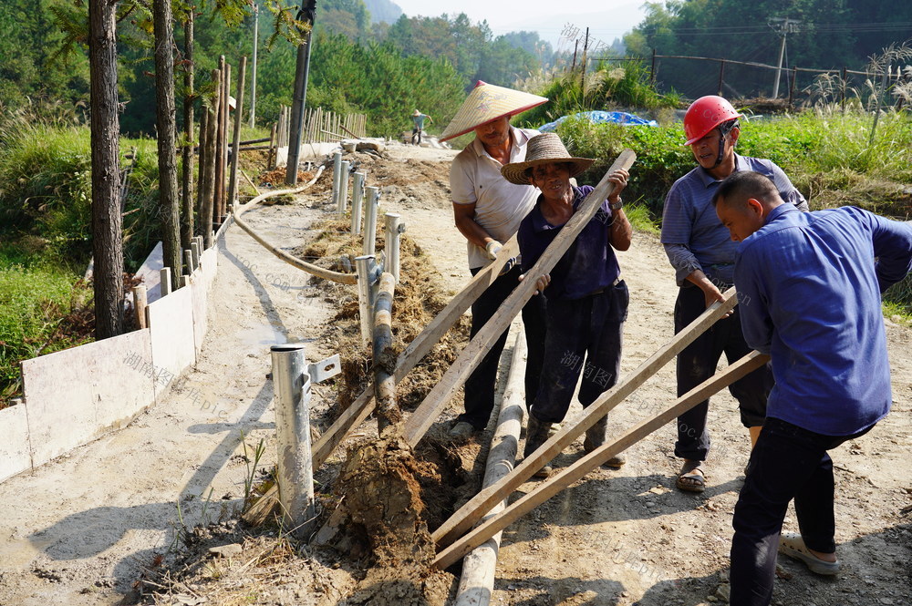 完善乡村基础设施（图）
10月12日，湖南省隆回县六都寨镇大东山村，村民在合力重新布置水管、扩建村道，完善乡村基础设施。
（ 谭玉华 摄影报道）