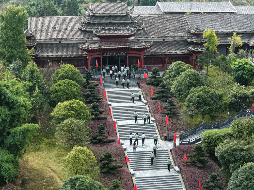 网红打卡地  红色旅游  游客   通道转兵