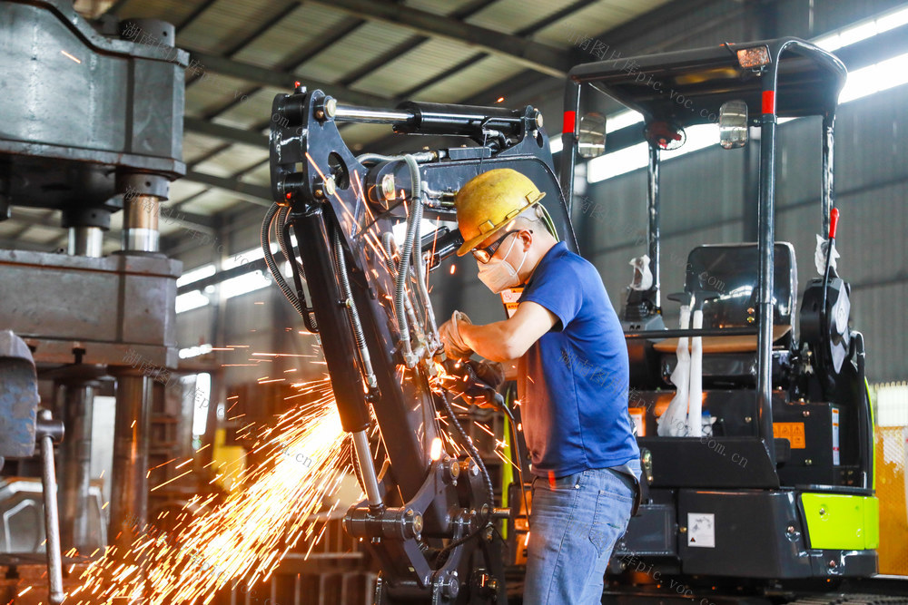 企业  海外  订单  生产  挖掘机