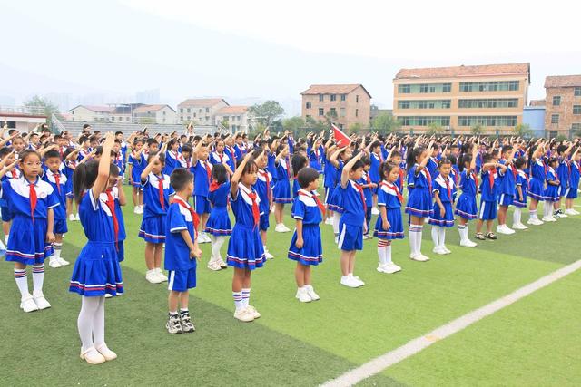 強国  有我  争当  好少年