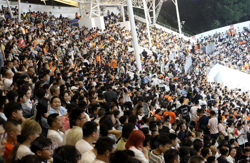 众人囗观囗球赛