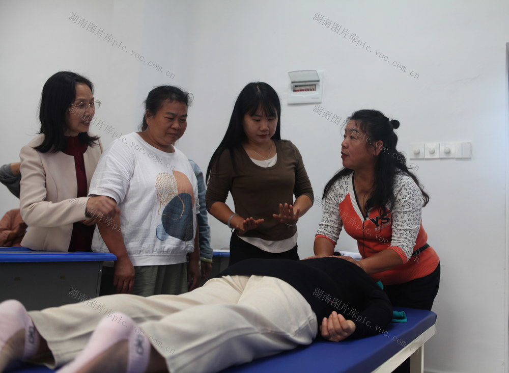 怀化老年大学开设中医保健教学