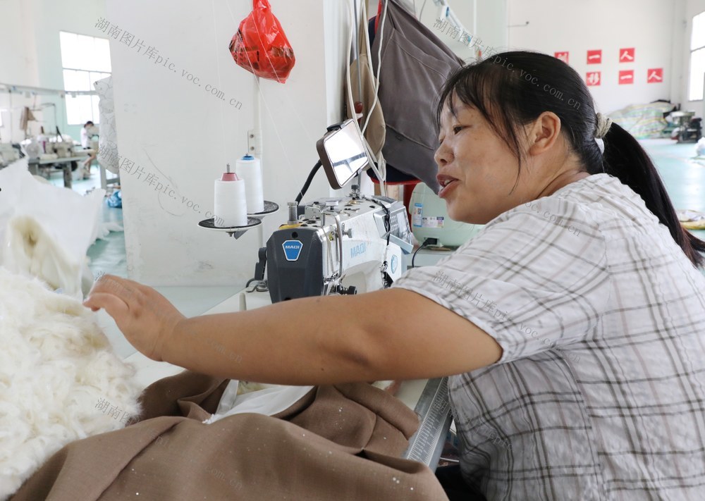   留守妇女在家门口就业增收