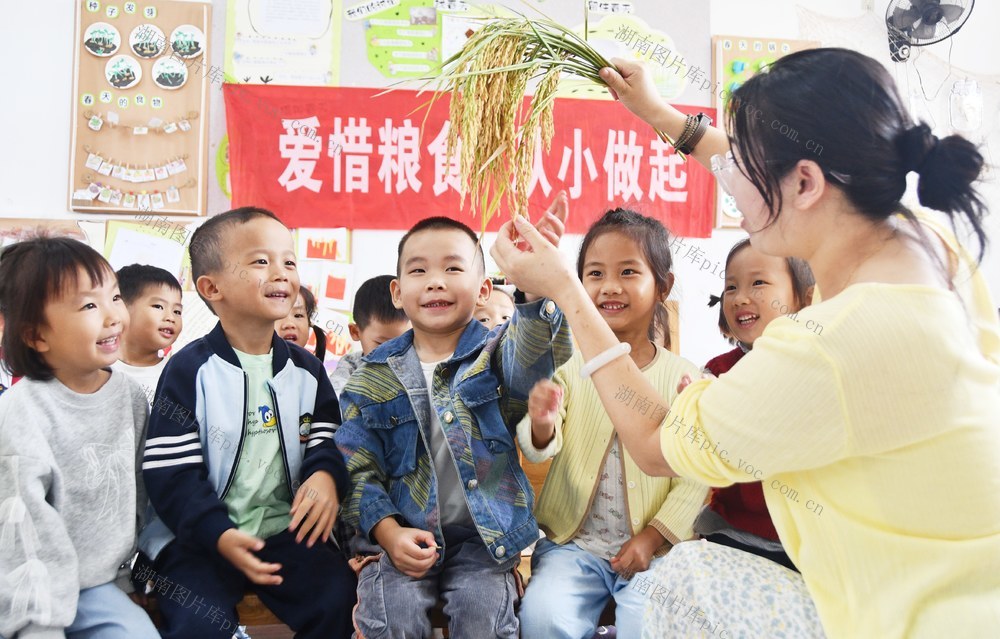 爱惜粮食 从小做起