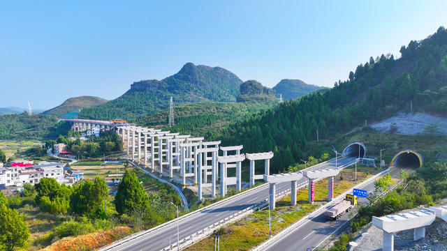 桂新高速  建设  风光  壮美  促发展