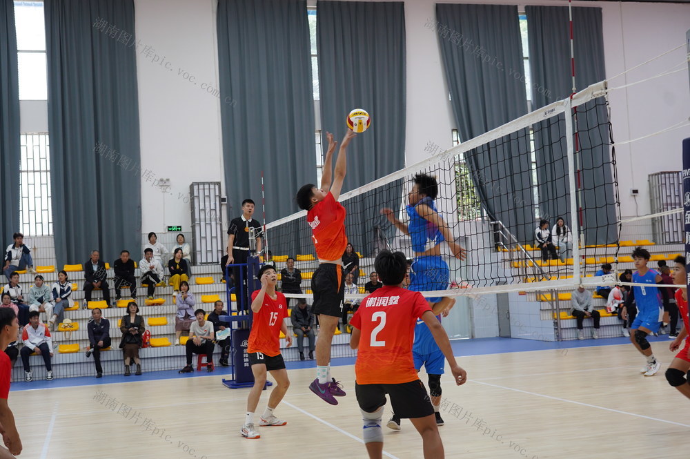 湖南省第六届中学生运动会排球赛开赛（图）

10月19日，湖南省第六届中学生运动会排球比赛在隆回二中开赛，来自全省14支代表队将在这里搏杀5天。图为10月19日比赛现场。