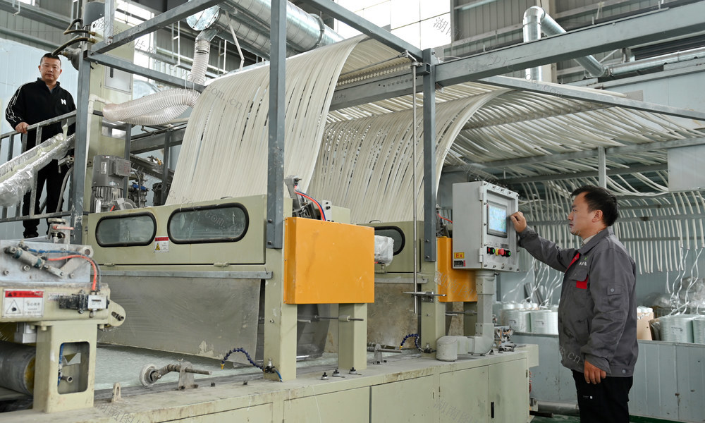 民营  企业  民营经济 科技创新 转型升级  订单 潜力 发展  工人 智能 生产线 提质增效