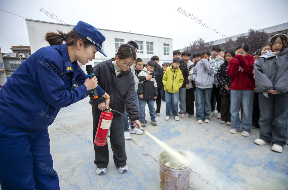 中学生 消防队 消防演练 逃生演练 消防宣传 干粉灭火器 