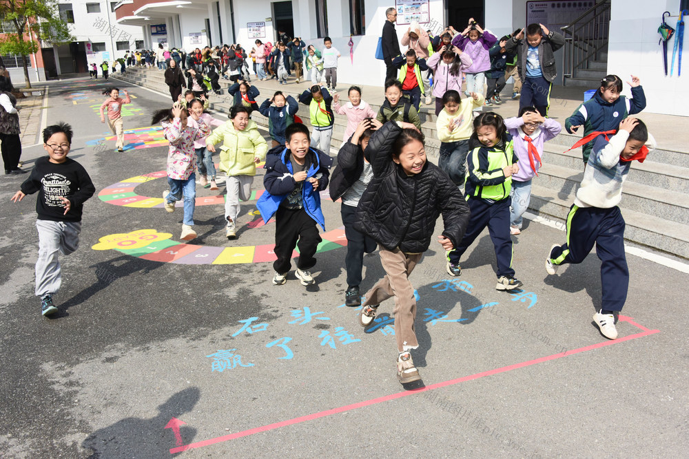 小学校园  应急避险  震灾演练  逃生能力  自救  互救