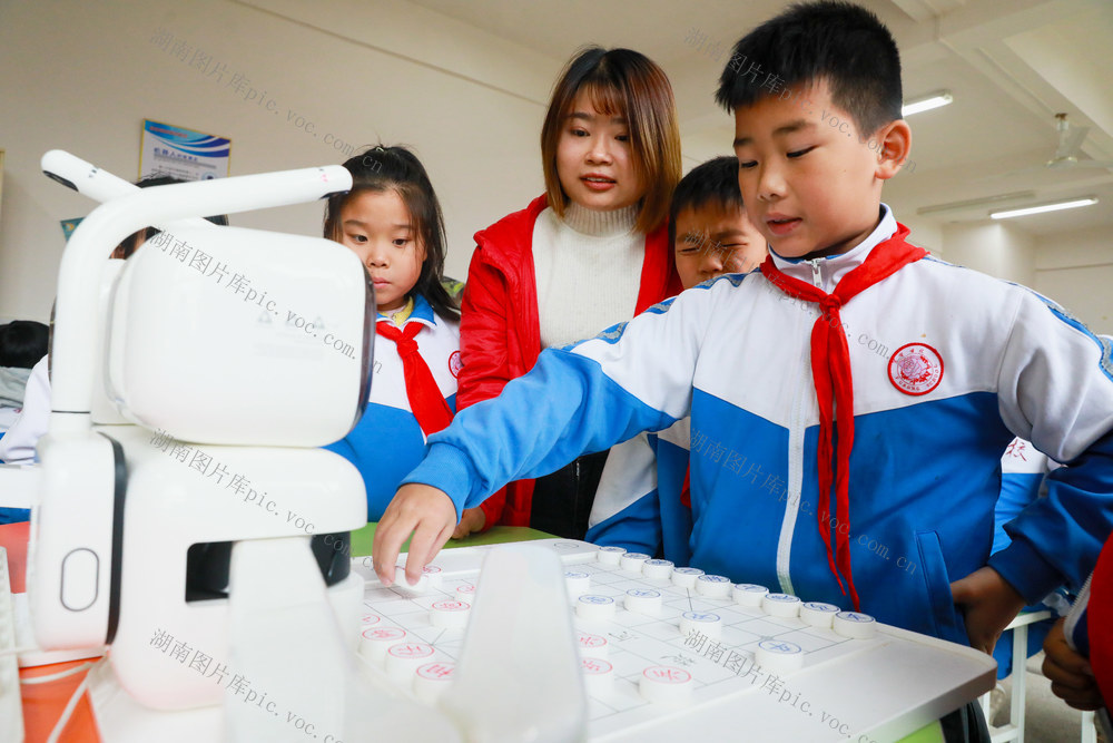 智慧象棋  象棋机器人  对弈  课后服务
