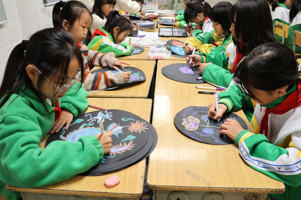 土家族  湖南 苗族 湘西 大学 非遗 苗画 小学 文化 课后服务 魅力 学生  传承 弘扬 社团