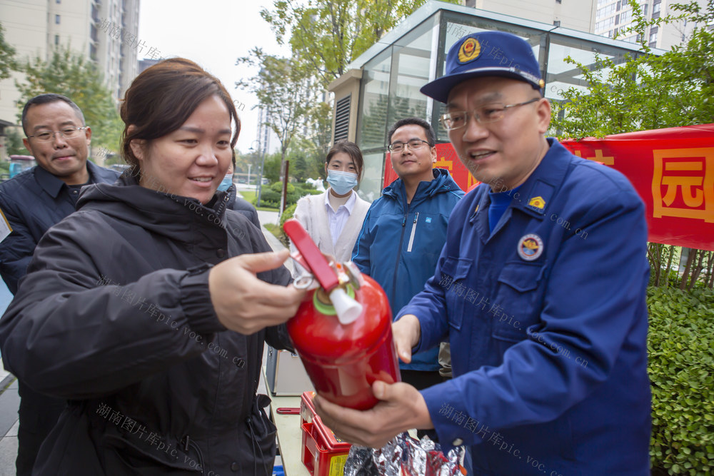 消防 消防队 消防员 消防栓 消防安全 消防演练 防烟面罩 高压喷水 干粉灭火器 燃气自闭阀 手机充电头 电源线路 开关插座 社区居民 高层住宅 独居老人 用电用气 物业管理 社区干部 《居民家庭消防安全知识手册》