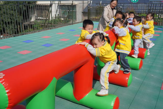 快乐运动 赋能成长（图）

10月24日，湖南省隆回县蓝天红升幼儿园，孩子们在快乐运动。近年来，该幼儿园坚持落实“体育强教”教学计划，始终把幼儿的健康发展放在首位，开展丰富多彩的运动游戏活动，赋能幼儿的身心健康成长。