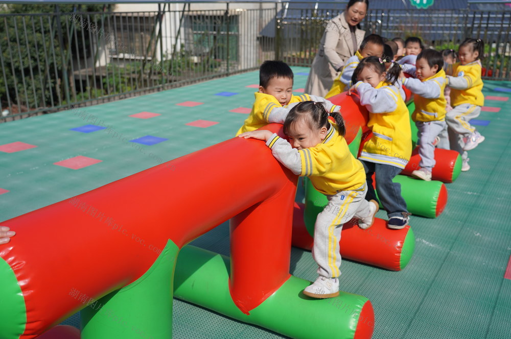 快乐运动 赋能成长（图）

10月24日，湖南省隆回县蓝天红升幼儿园，孩子们在快乐运动。近年来，该幼儿园坚持落实“体育强教”教学计划，始终把幼儿的健康发展放在首位，开展丰富多彩的运动游戏活动，赋能幼儿的身心健康成长。