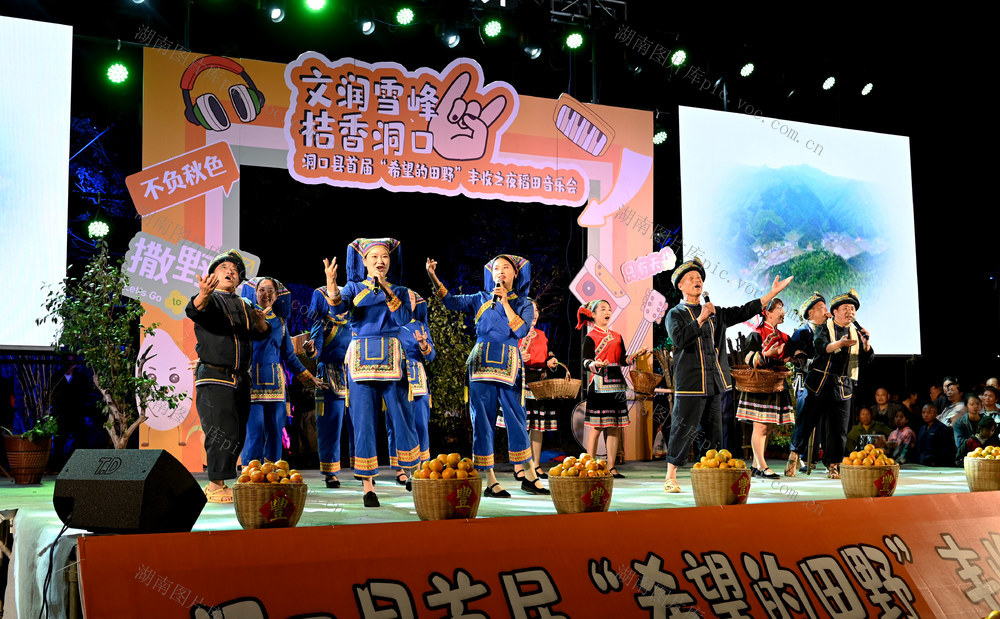 演出 文艺 文化 农村 庆丰收 风貌 唱歌 跳舞 农民 讴歌 欢歌载舞 喜悦 群众文化