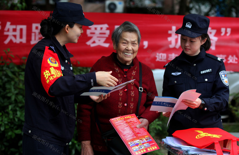 怀铁民警深入社区对群众进行安全宣传