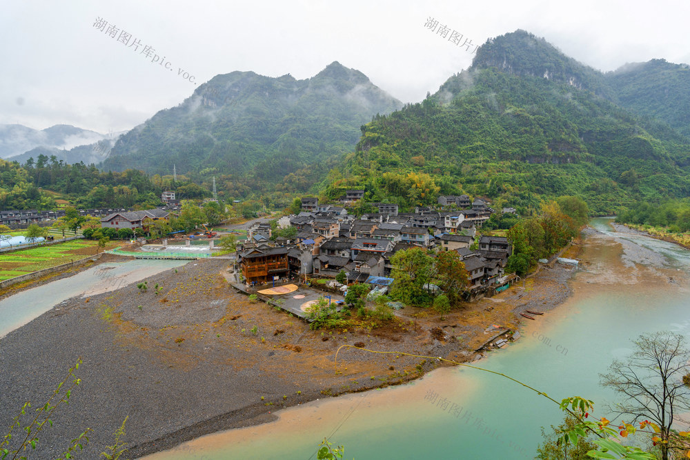 苗寨  烟雨  秋色