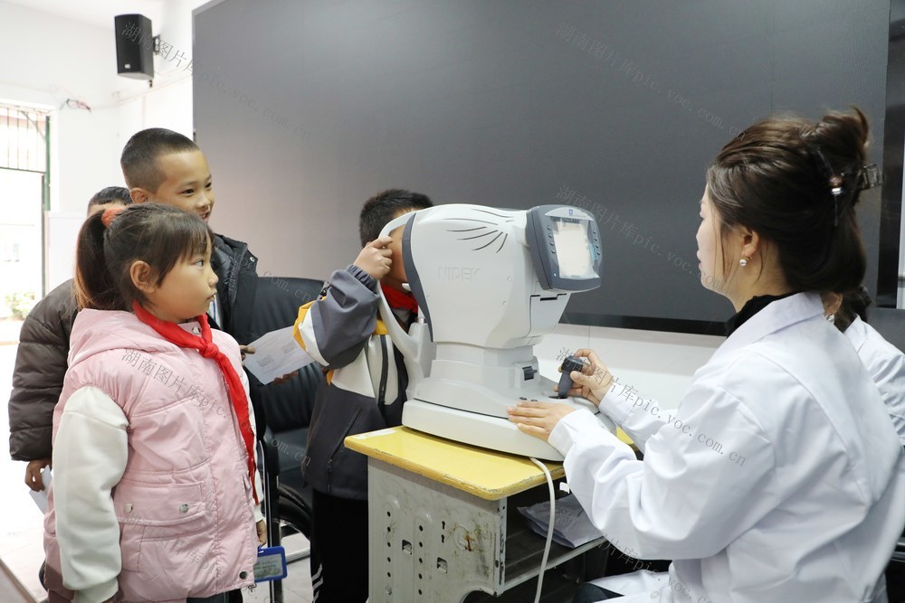 视力检查进校园     关爱学生眼健康