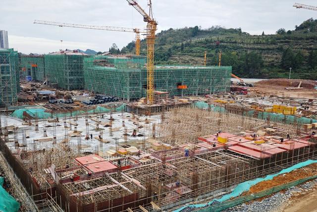 凤凰县  华鑫高级中学  项目建设  繁忙有序  教学楼 综合楼 
 学生公寓  优质学位  教育资源 