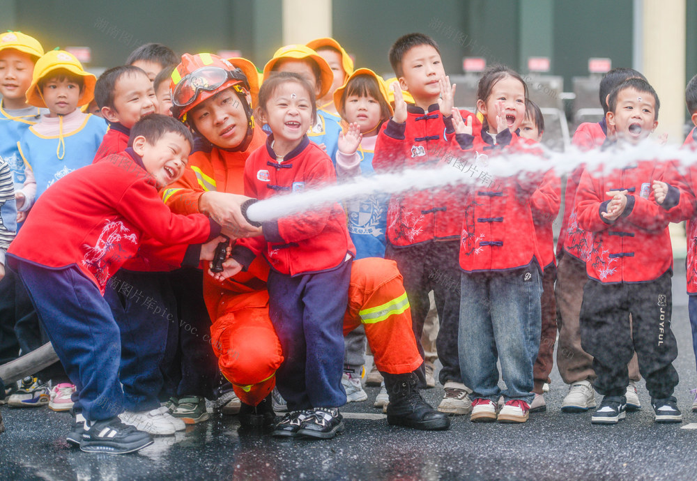 湖南道县：萌娃学消防 平安伴“童”行