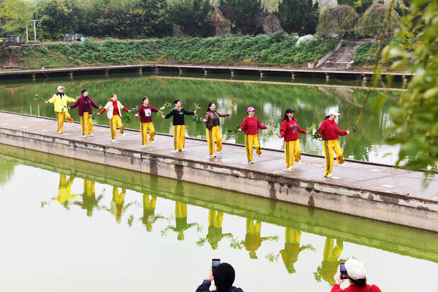 秋色  旅游  水库  跳舞