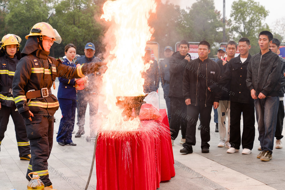 油锅起火 泼水 引发轰燃
