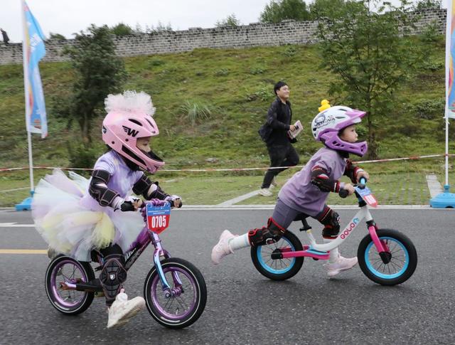 萌娃竞技平衡车