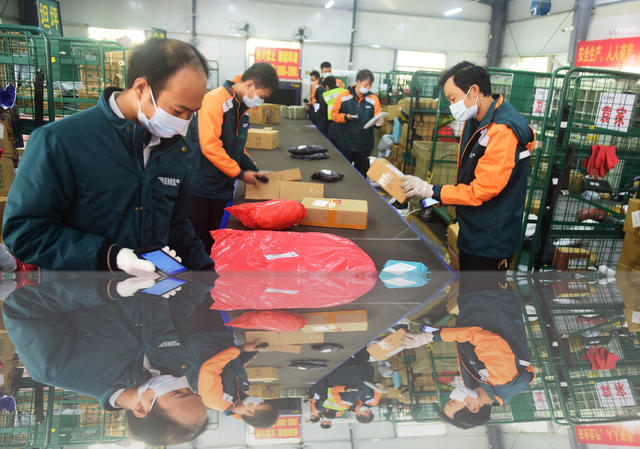 嘉禾：“双十一”快递分拣忙