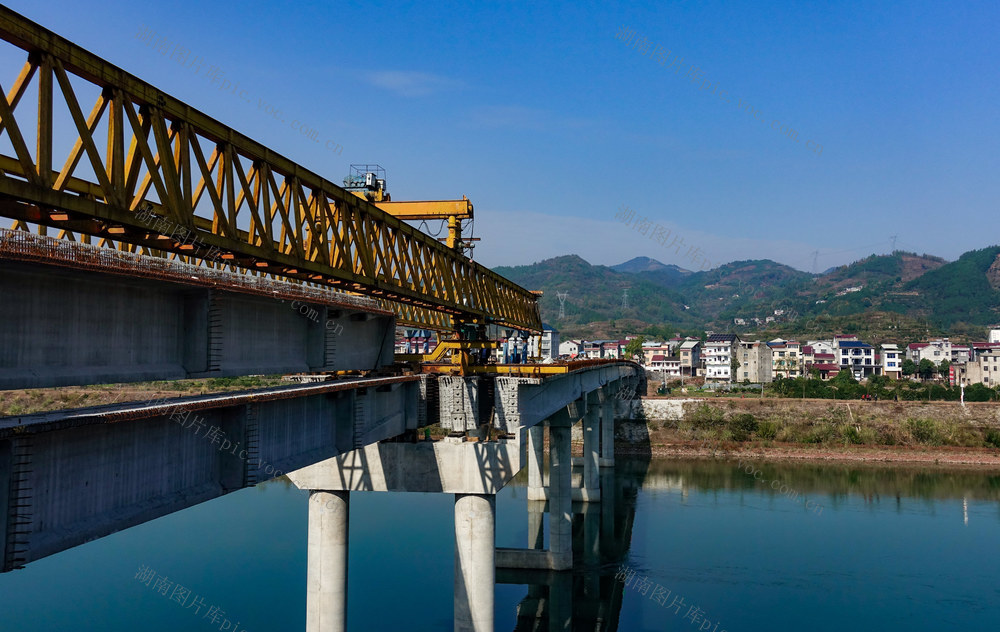 兰里大桥施工正酣