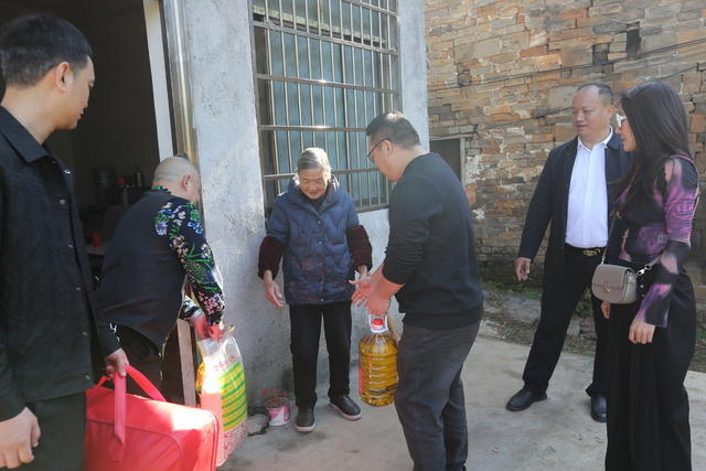 湖南省红十字公益救援总队 
 郴州公益救援大队  爱心志愿者  永兴县  洋塘乡  文明村  庙门前  让这个冬天不再冷  访贫问苦  慰问 大米  食用油  棉被    过冬物资  困难群众    温暖与关怀 