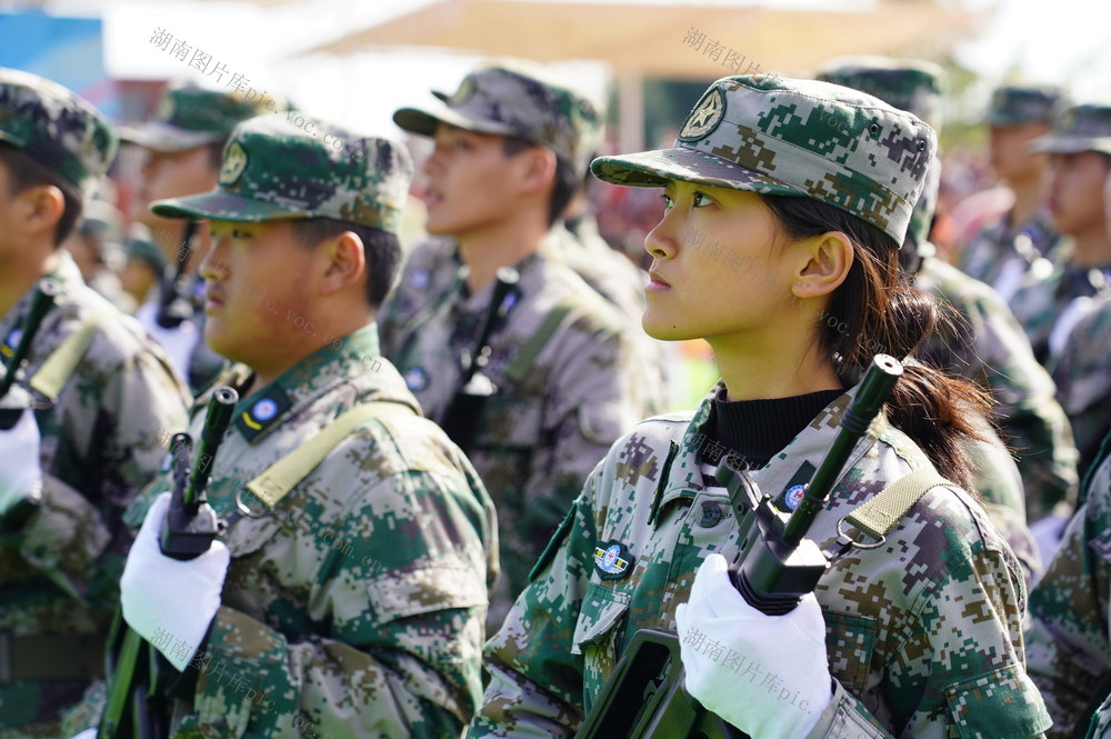 少年军校展英姿（图）

11月19日，湖南省隆回县骅星职中操场，少年军校的学生在操练。近年来，该县中小学校大力推行少年军校特色课程，增强青少年的爱国情怀和国防意识。