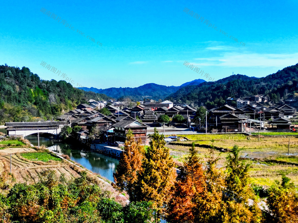 青山 河流 桥 田园 古朴 侗寨 相映 美景

